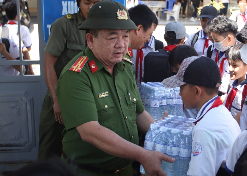 Xuyên lễ mang nước sạch đến người dân vùng hạn mặn -6