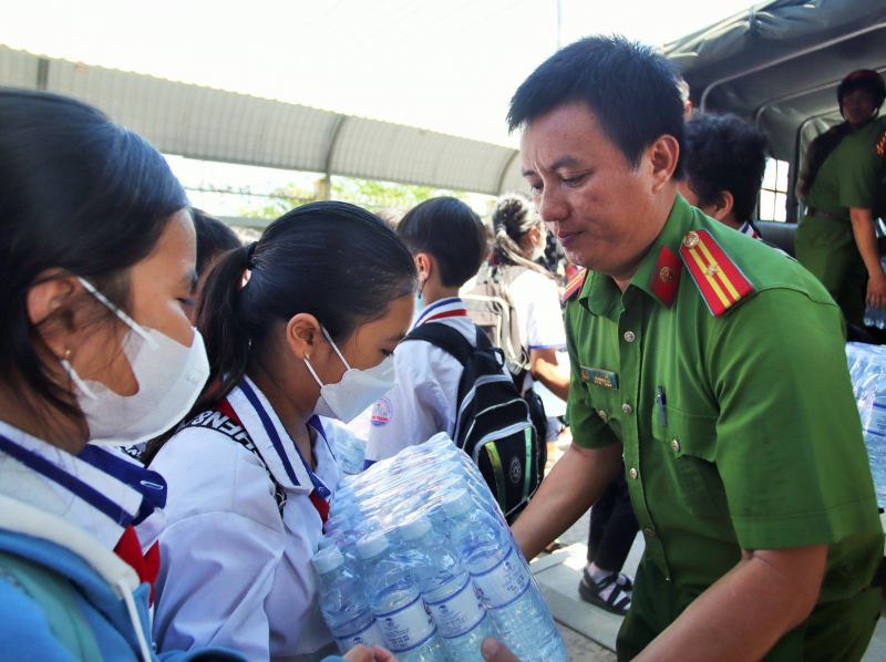 Xuyên lễ mang nước sạch đến người dân vùng hạn mặn -7