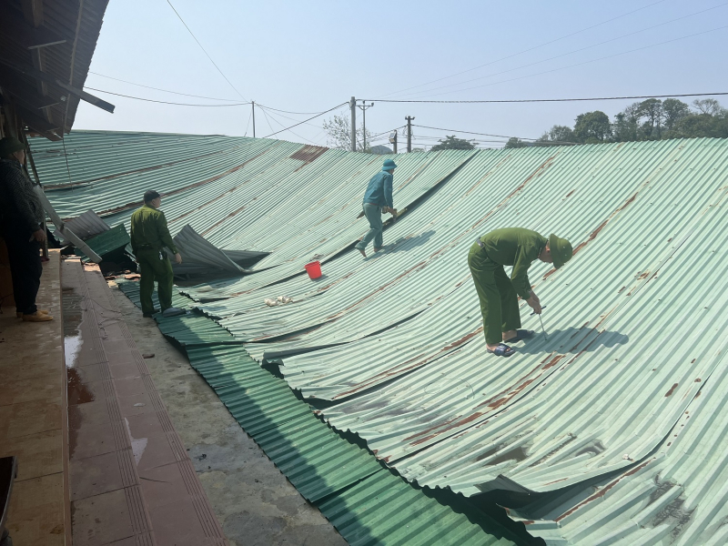 Lực lượng Công an chung sức cùng đồng bào khắc phục hậu quả mưa đá tại 2 xã Hang Kia, Pà Cò -1