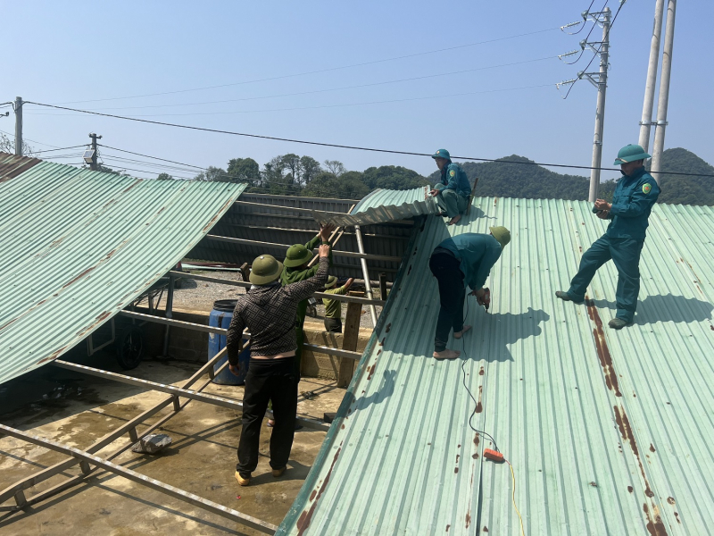 Lực lượng Công an chung sức cùng đồng bào khắc phục hậu quả mưa đá tại 2 xã Hang Kia, Pà Cò -2