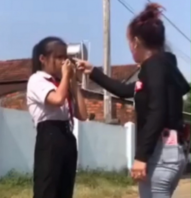 Nữ sinh lớp 7 bị mẹ bạn học hành hung vì nghi ngờ báo tin con mình bán thuốc lá điện tử -0