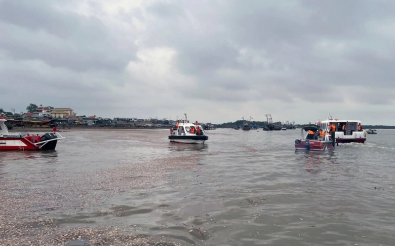 Tăng cường lực lượng Công an tham gia tìm kiếm 2 nạn nhân còn lại trong vụ lật đò ở Quảng Ninh	 -0