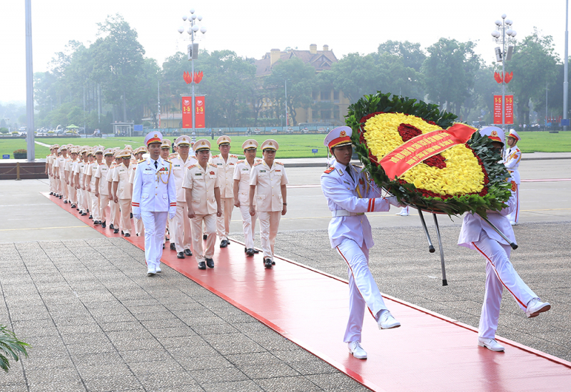 Lãnh đạo Đảng, Nhà nước và Bộ Công an vào Lăng viếng Chủ tịch Hồ Chí Minh -0