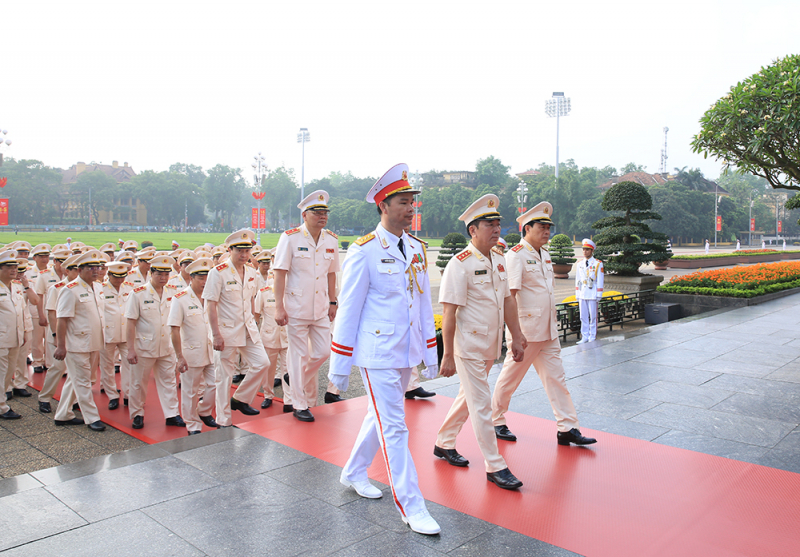 Lãnh đạo Đảng, Nhà nước và Bộ Công an vào Lăng viếng Chủ tịch Hồ Chí Minh -0