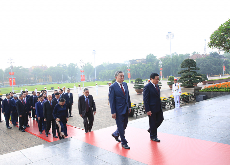 Lãnh đạo Đảng, Nhà nước và Bộ Công an vào Lăng viếng Chủ tịch Hồ Chí Minh -1
