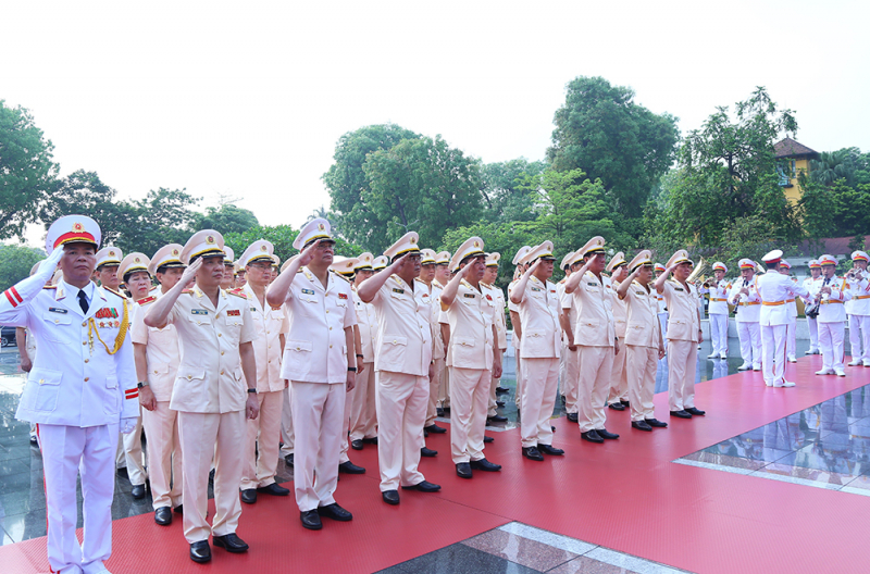 Lãnh đạo Đảng, Nhà nước và Bộ Công an vào Lăng viếng Chủ tịch Hồ Chí Minh -1
