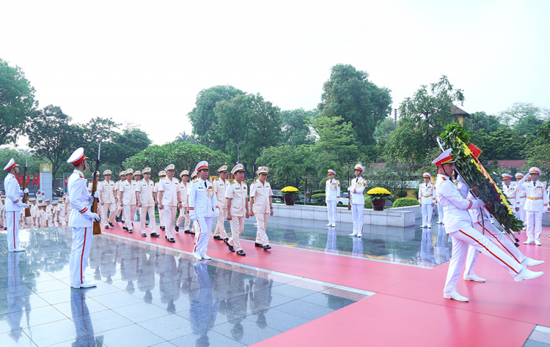 Lãnh đạo Đảng, Nhà nước và Bộ Công an vào Lăng viếng Chủ tịch Hồ Chí Minh -0