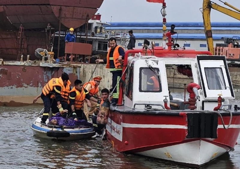 Tăng cường lực lượng Công an tham gia tìm kiếm 2 nạn nhân còn lại trong vụ lật đò ở Quảng Ninh	 -0