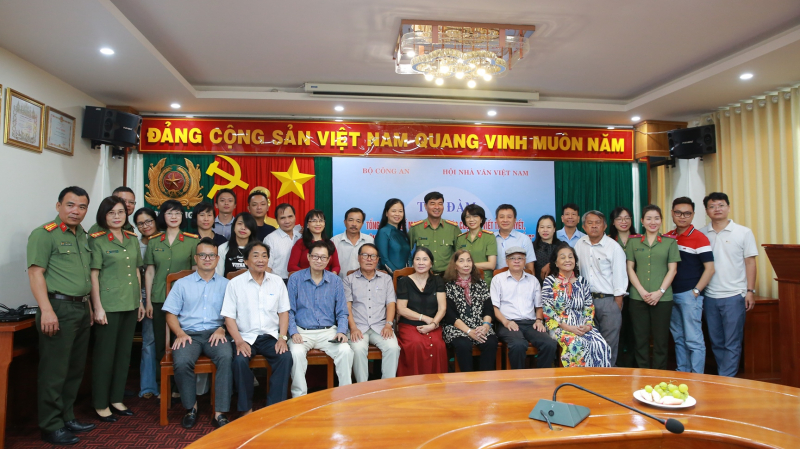 Bế mạc Trại sáng tác “Vì an ninh Tổ quốc và bình yên cuộc sống”: Bội thu tác phẩm hơn dự kiến -0