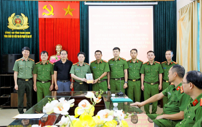 đại tá nguyễn hữu mạnh, giám đốc công an tỉnh nam định trao thưởng nóng cho phòng cảnh sát đttp về  ma túy.jpg -0