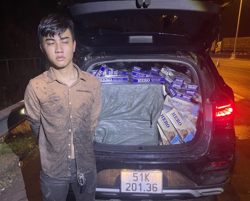 Chở 10 ngàn gói thuốc lá lậu chạy vào cao tốc trốn truy đuổi -0