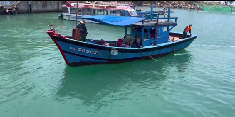 Tiềm ẩn rủi ro từ việc cải hoán tàu cá thành phương tiện “du lịch chui” chở  du khách xung quanh bán đảo Sơn Trà -2