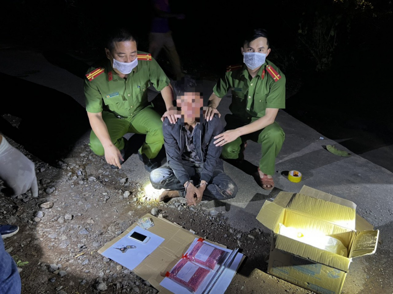 Bắt đối tượng vận chuyển 12.000 ma túy qua đường mòn, lối mở trên tuyến biên giới -0