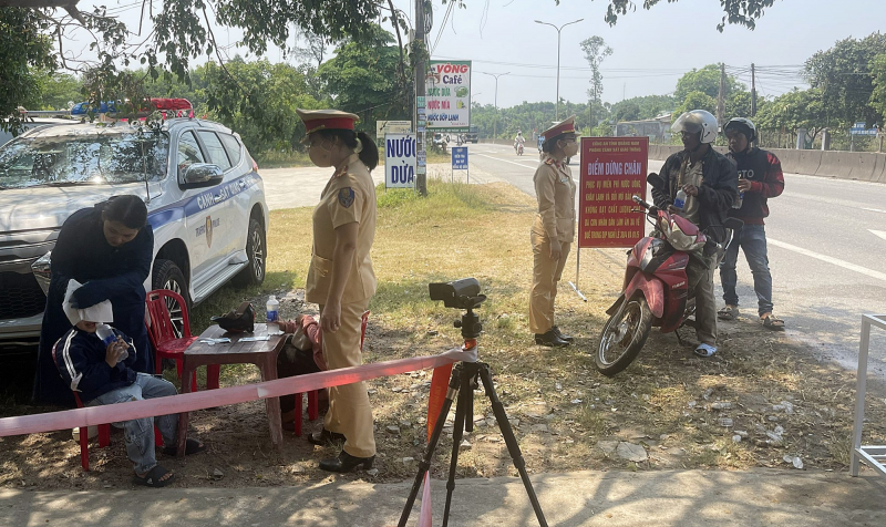 Dầm mình trong “chảo lửa”, CSGT Quảng Nam thực hiện “nhiệm vụ kép” -0