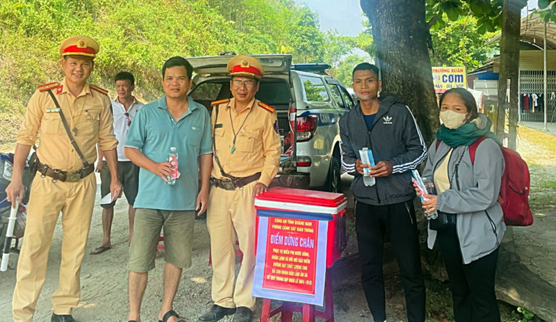 Dầm mình trong “chảo lửa”, CSGT Quảng Nam thực hiện “nhiệm vụ kép” -0