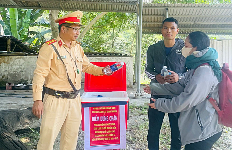 Dầm mình trong “chảo lửa”, CSGT Quảng Nam thực hiện “nhiệm vụ kép” -0