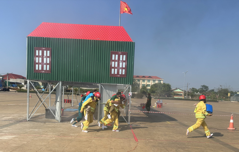 Sôi nổi Hội thi nghiệp vụ chữa cháy và CNCH “Tổ liên gia an toàn PCCC” cấp huyện -0