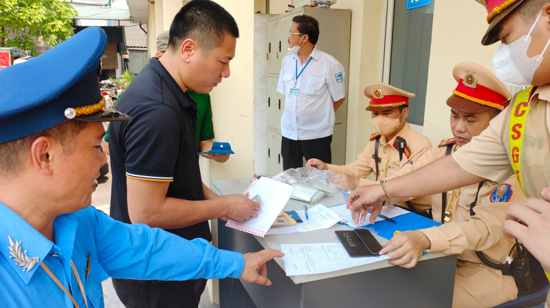 Liên ngành công an, thanh tra giao thông  “bất ngờ” đột kích kiểm tra lái xe tại bến cửa ngõ Thủ đô -0