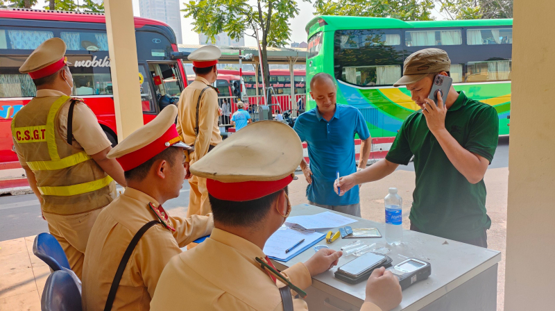 Liên ngành công an, thanh tra giao thông  “bất ngờ” đột kích kiểm tra lái xe tại bến cửa ngõ Thủ đô -0