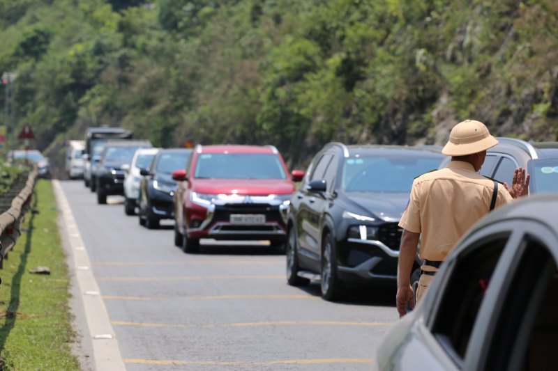 CSGT cả nước đội nắng đảm bảo an  -0