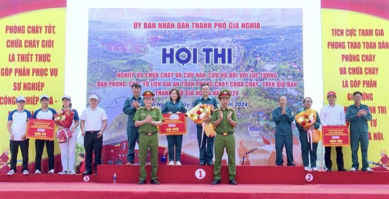 Sôi nổi Hội thi nghiệp vụ chữa cháy và CNCH “Tổ liên gia an toàn PCCC” cấp huyện -0