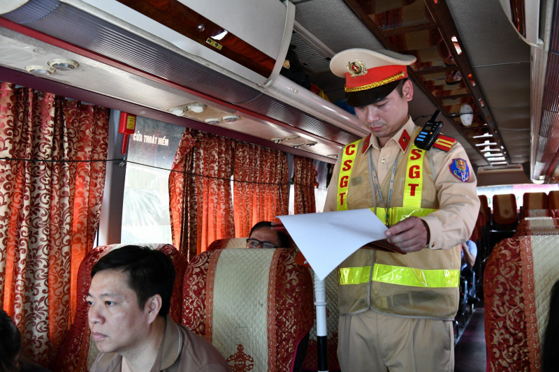 CSGT cả nước đội nắng đảm bảo an  -0