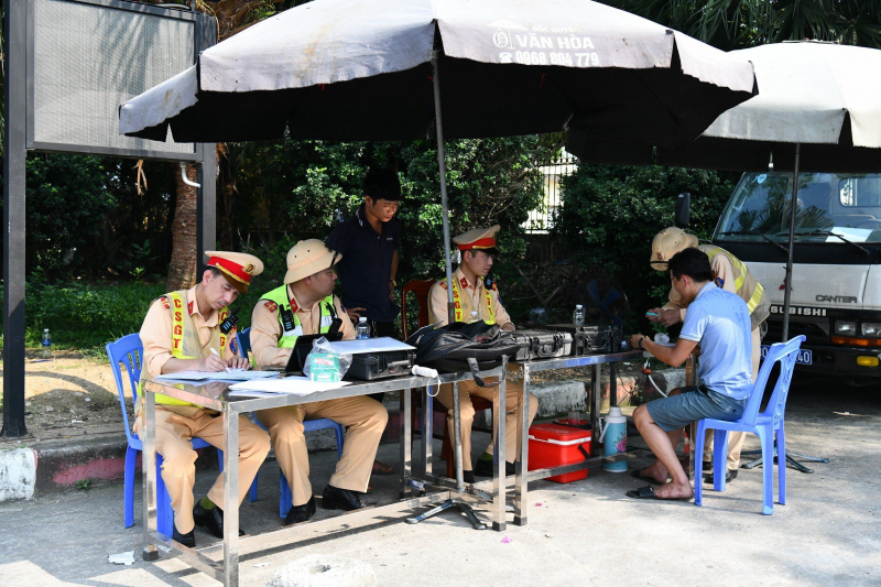 CSGT cả nước đội nắng đảm bảo an  -1