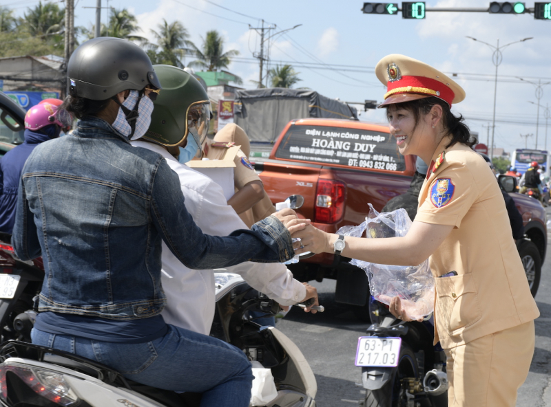 CSGT Công an Tiền Giang tặng nước uống cho người dân trên Quốc lộ 1 -0