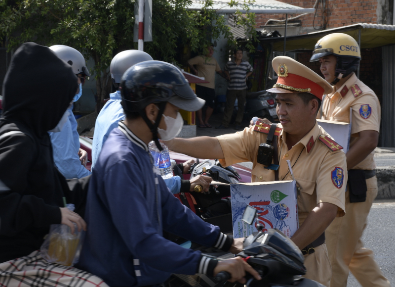CSGT Công an Tiền Giang tặng nước uống cho người dân trên Quốc lộ 1 -0