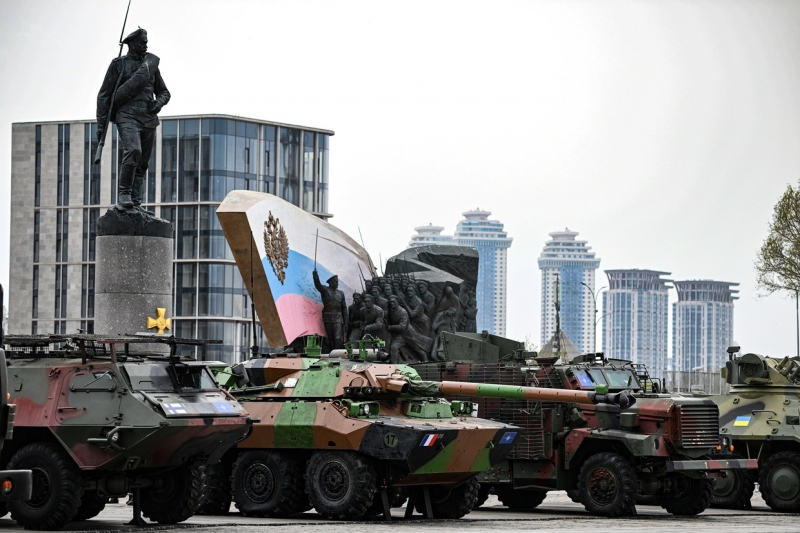 Nga trưng bày siêu tăng Leopard 2 thu từ Ukraine giữa thủ đô Moscow -0