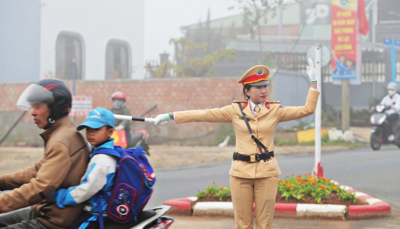Những nữ Cảnh sát giao thông làm đẹp thêm thành phố “ngàn hoa” -0