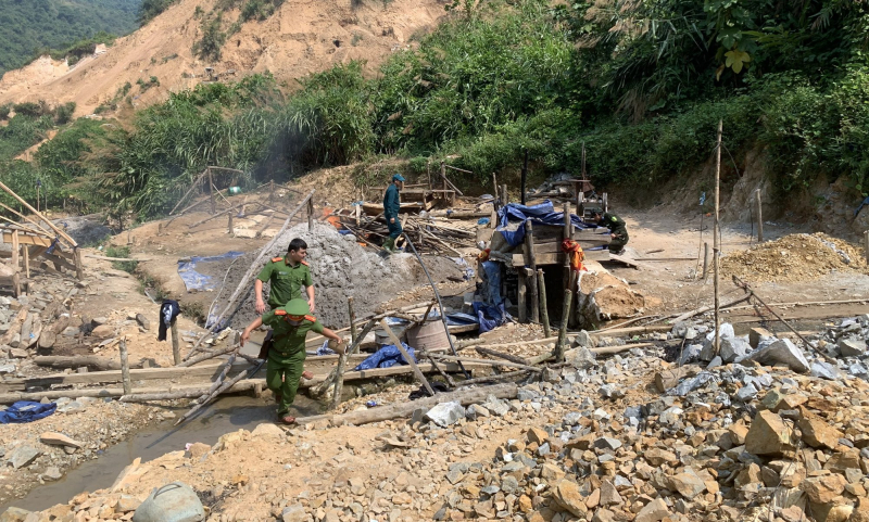 Truy quét “vàng tặc” tại miền núi Quảng Nam -0