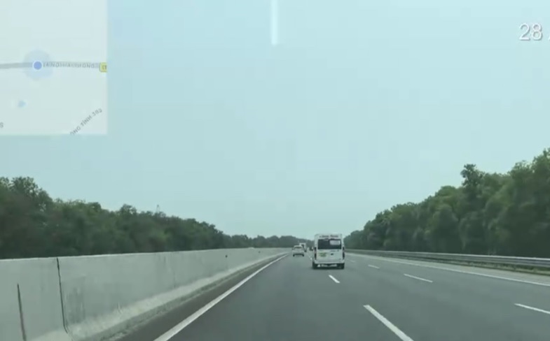 Phạt 15 triệu, tước bằng lái xe limousine đánh võng trên cao tốc -0