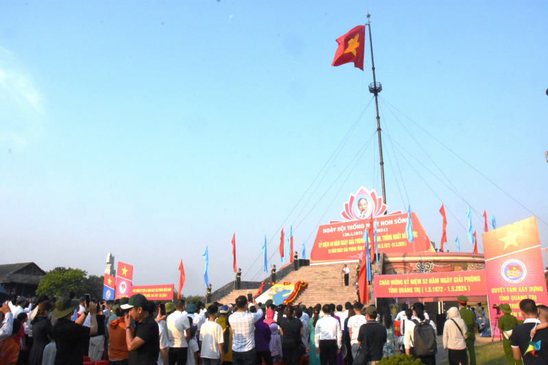 Trang trọng Lễ Thượng cờ “Thống nhất non sông” ở cầu Hiền Lương sông Bến Hải -0