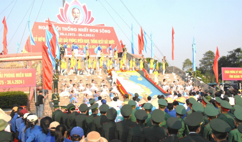 Trang trọng Lễ Thượng cờ “Thống nhất non sông” ở cầu Hiền Lương sông Bến Hải -0