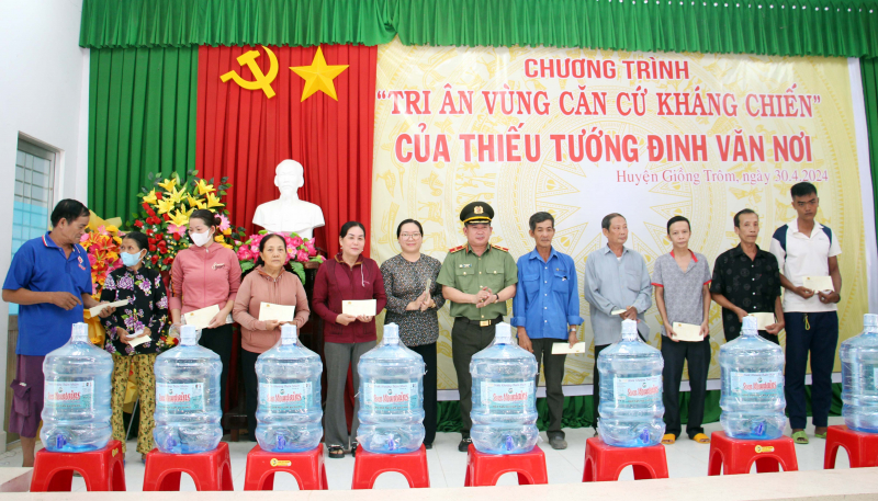 Thiếu tướng Đinh Văn Nơi tri ân người có công với cách mạng -1