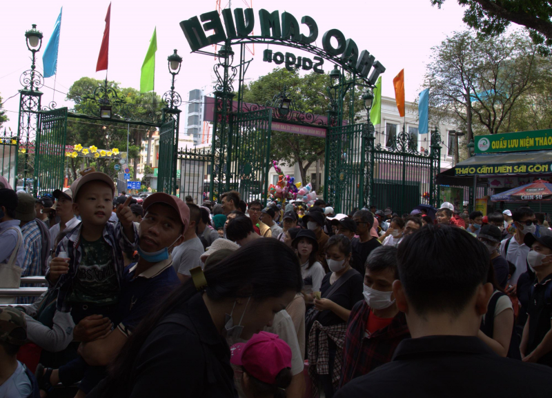 Nghỉ lễ 30/4, người lớn, trẻ em vào Thảo Cầm Viên xem…người -2