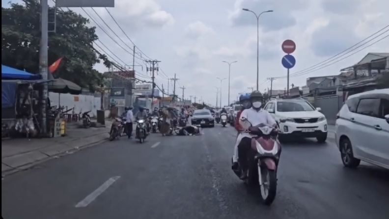 Hình ảnh CSGT đội nắng xử lý sự cố trên đường khiến người dân cảm mến -0