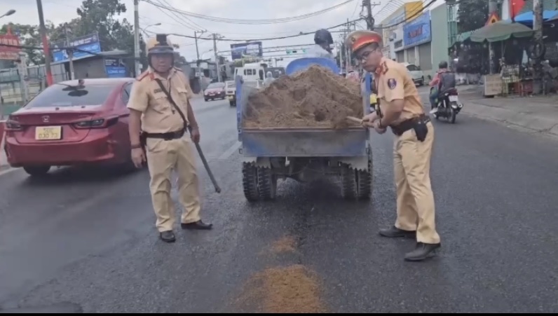 Hình ảnh CSGT đội nắng xử lý sự cố trên đường khiến người dân cảm mến -0