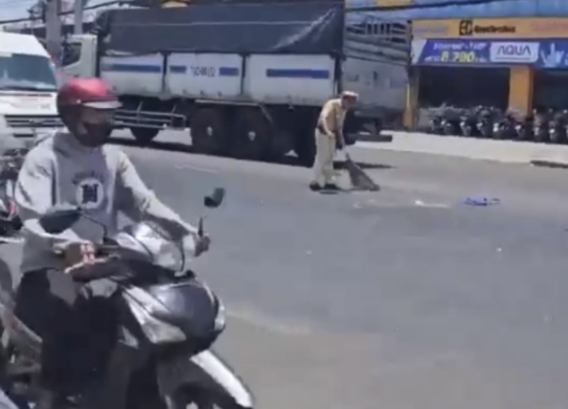 Hình ảnh CSGT đội nắng xử lý sự cố trên đường khiến người dân cảm mến -0