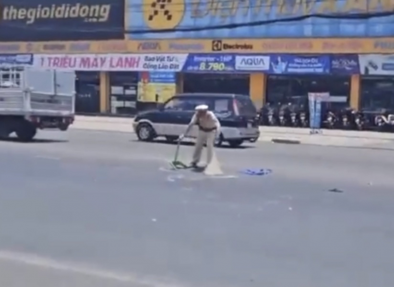 Hình ảnh CSGT đội nắng xử lý sự cố trên đường khiến người dân cảm mến -1