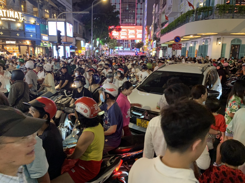 Hàng vạn người mãn nhãn với những tràng pháo hoa mừng lễ 30/4 -0