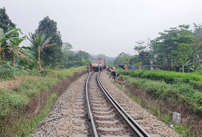 Nỗi lo đường ngang tự mở tiềm ẩn tai nạn trên tuyến đường sắt Bắc - Nam -0