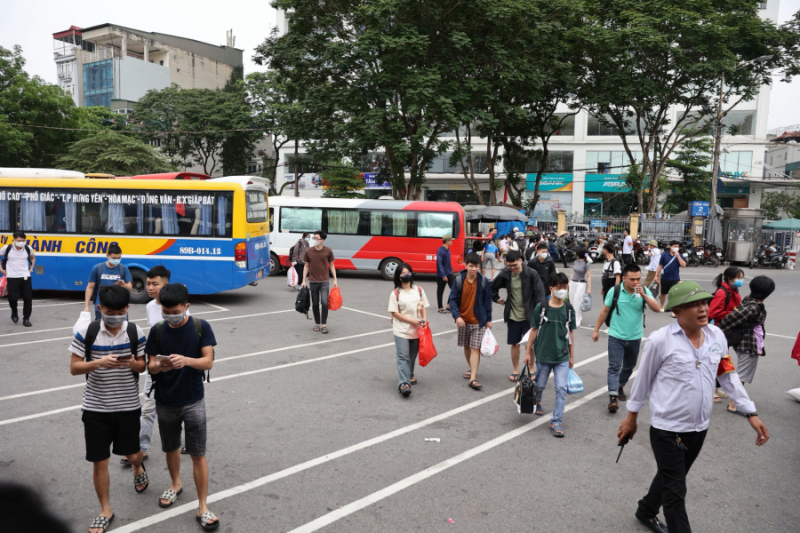Ngày cuối nghỉ lễ 30/4-1/5:  Xe khách vé đồng hạng, bến xe  “oằn mình” đón người dân trở lại Thủ đô  -0