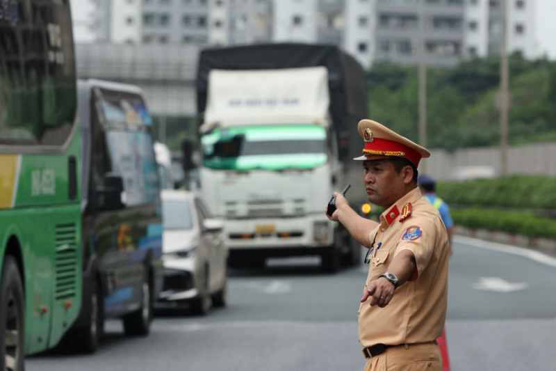 Ngày cuối nghỉ lễ 30/4-1/5:  Xe khách vé đồng hạng, bến xe  “oằn mình” đón người dân trở lại Thủ đô  -0