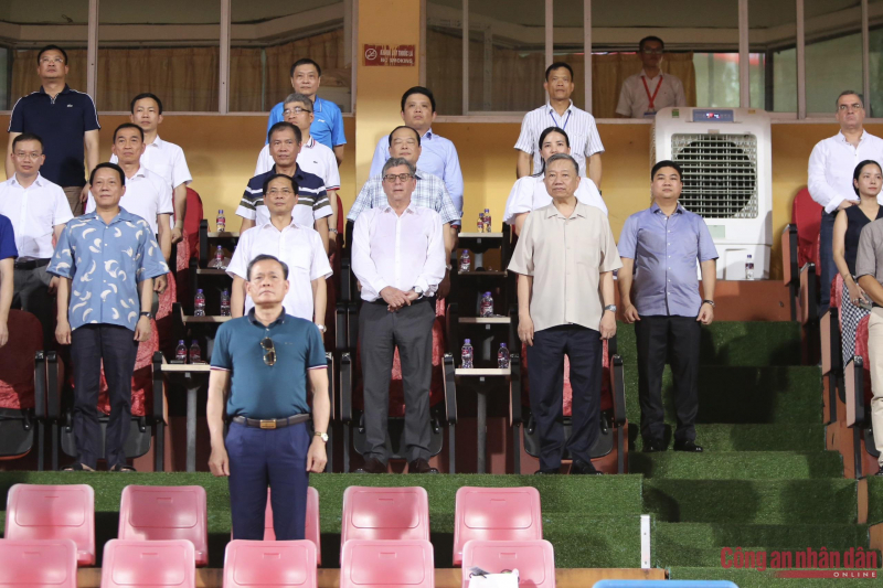 Hanoi Police Club beats legendary Brazilian footballers in a friendly match -0
