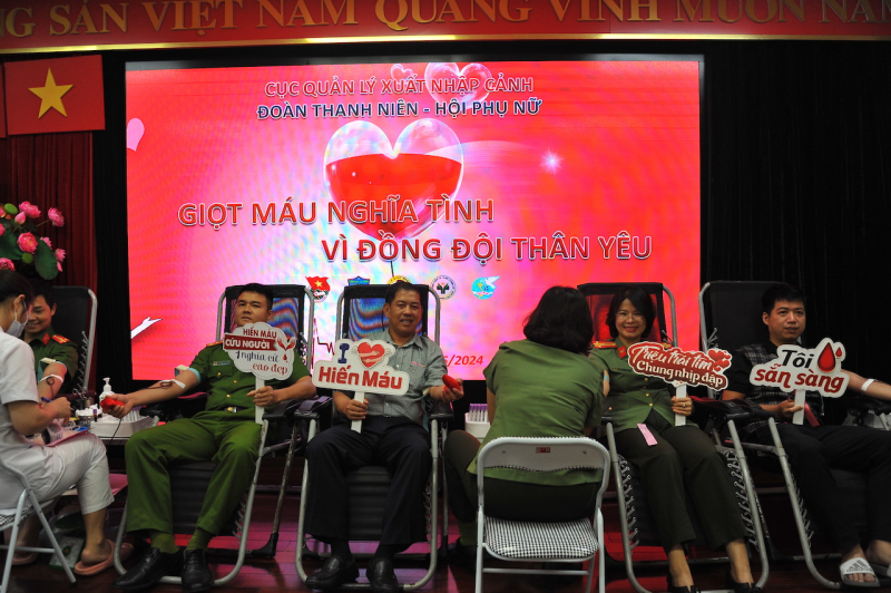 Cục Quản lý xuất nhập cảnh tổ chức hiến máu tình nguyện -0