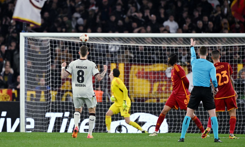 Đánh bại AS Roma, Leverkusen