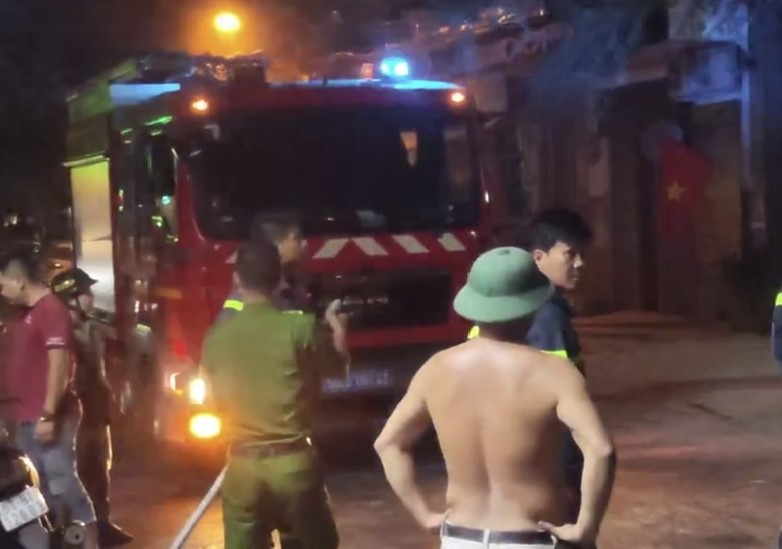 Người dân dập tắt đám cháy kịp thời trước khi lực lượng chữa cháy chuyên nghiệp đến -0