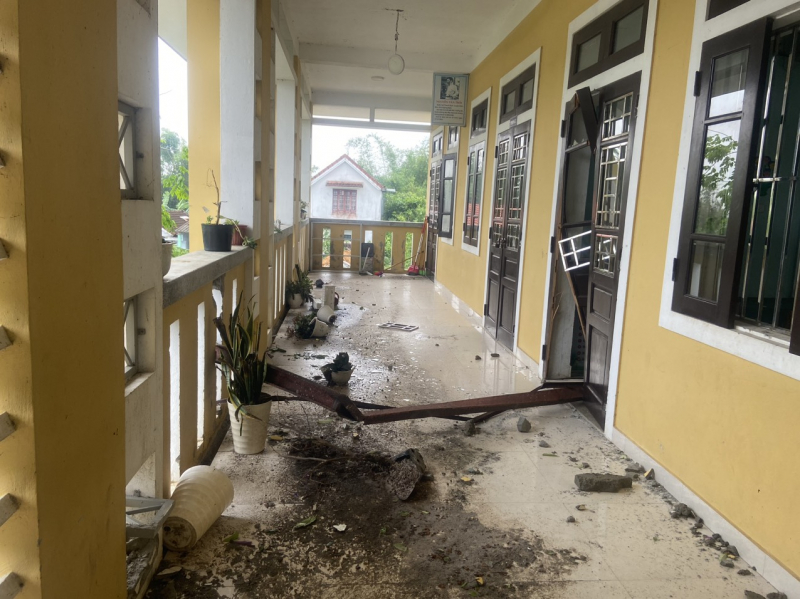 Gió lốc thổi bay mái trường, hàng trăm học sinh phải nghỉ học -0